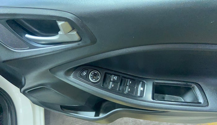 2017 Hyundai Elite i20 ASTA 1.2 DUAL TONE, Petrol, Manual, 1,23,384 km, Driver Side Door Panels Control