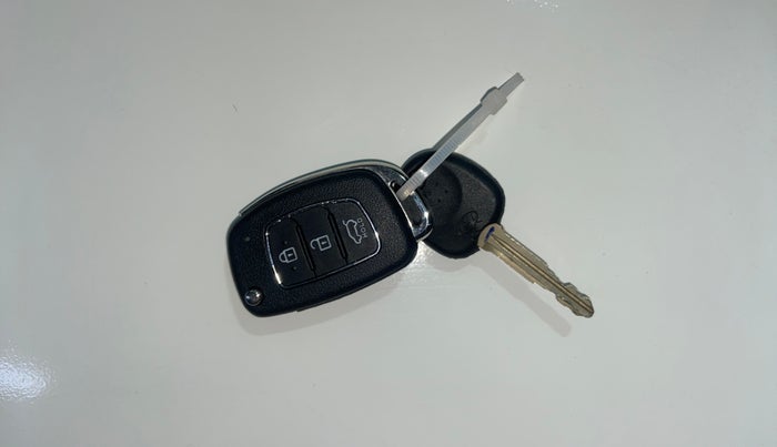 2017 Hyundai Elite i20 ASTA 1.2 DUAL TONE, Petrol, Manual, 1,23,384 km, Key Close Up