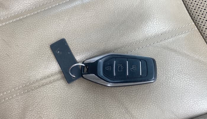 2015 Mahindra XUV500 W10, Diesel, Manual, 80,870 km, Key Close Up