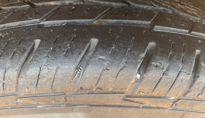 2015 Mahindra XUV500 W10, Diesel, Manual, 80,870 km, Right Front Tyre Tread