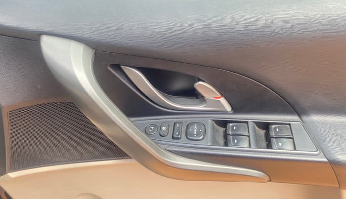 2015 Mahindra XUV500 W10, Diesel, Manual, 80,870 km, Driver Side Door Panels Control