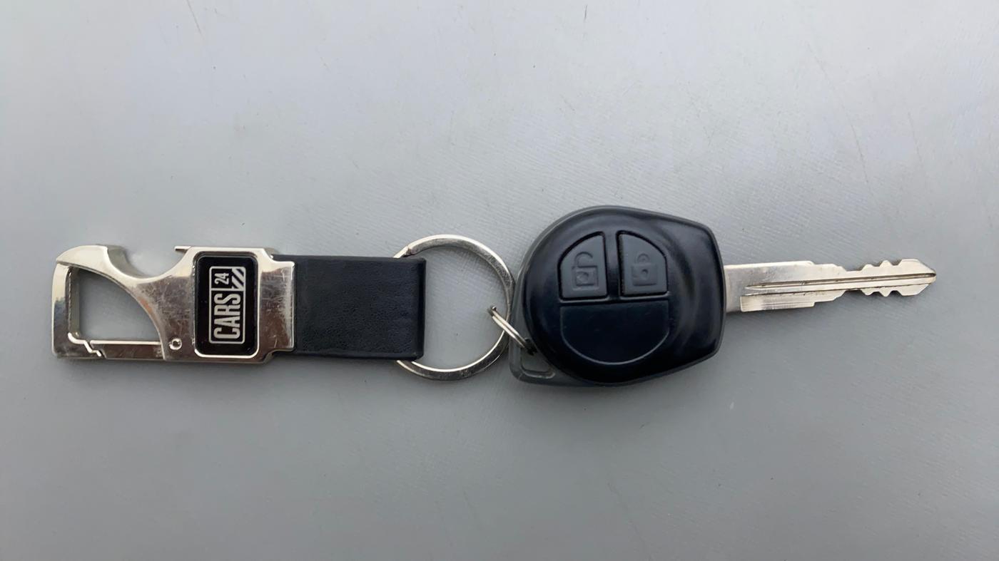 2016 Maruti Swift VXI D, Petrol, Manual, 30,780 km, Key Close Up