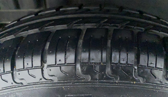 2016 Maruti Swift VXI D, Petrol, Manual, 30,780 km, Right Rear Tyre Tread