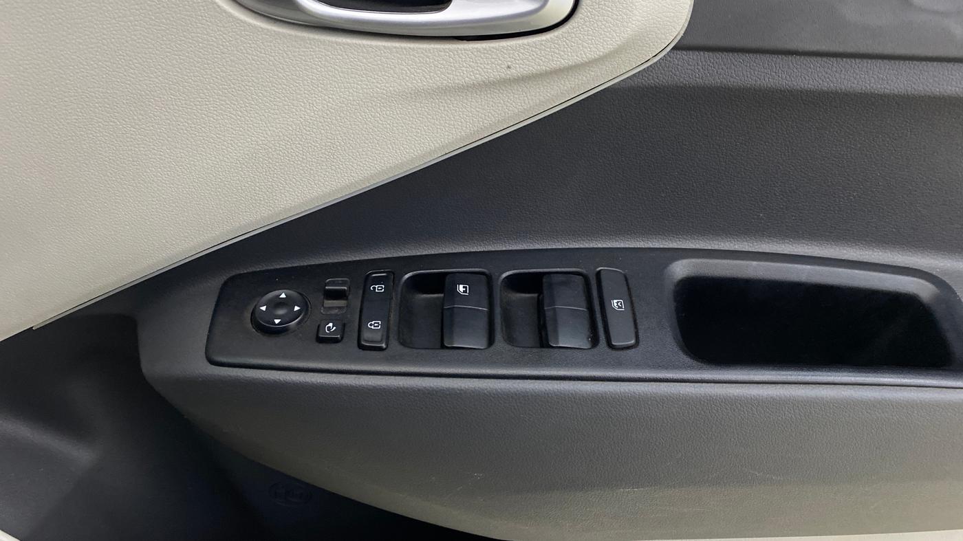 2023 Hyundai AURA SX 1.2 CNG, CNG, Manual, 31,633 km, Driver Side Door Panels Control