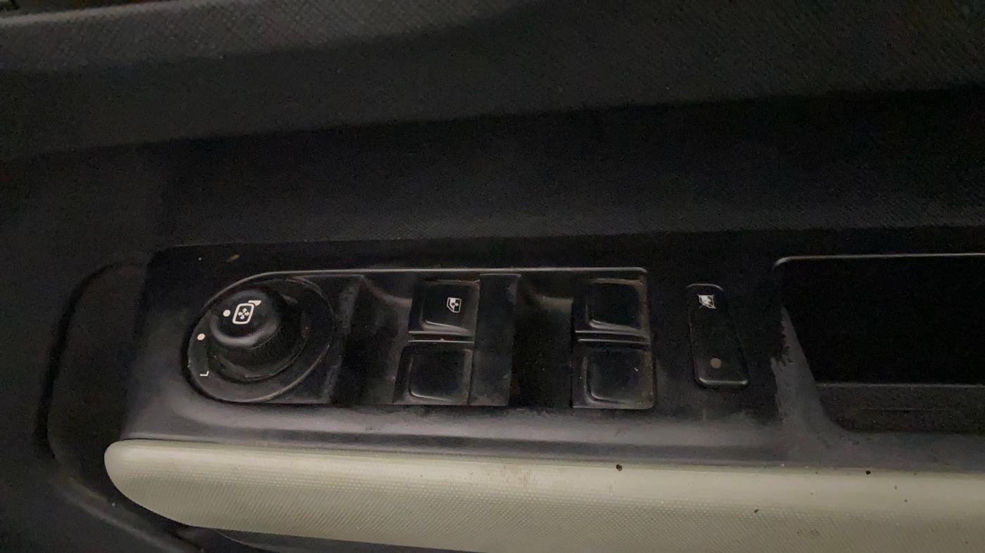 2022 Tata PUNCH ADVENTURE MT, Petrol, Manual, 1,47,605 km, Driver Side Door Panels Control