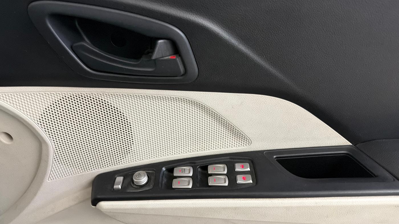 2024 Mahindra XUV300 W4 1.5 DIESEL, Diesel, Manual, 84,053 km, Driver Side Door Panels Control