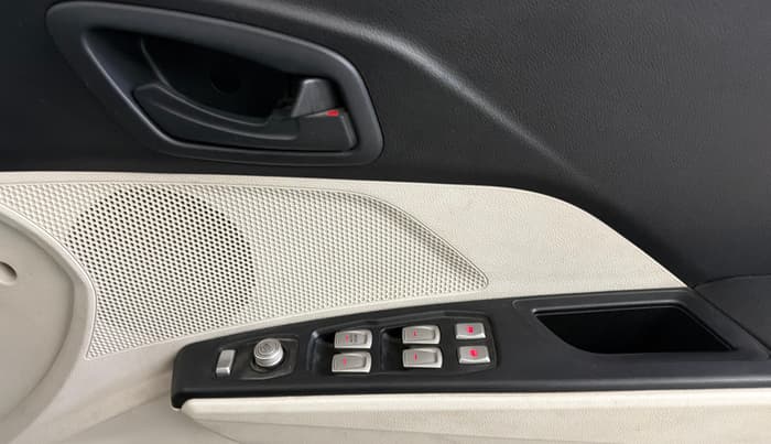 2024 Mahindra XUV300 W4 1.5 DIESEL, Diesel, Manual, 84,053 km, Driver Side Door Panels Control