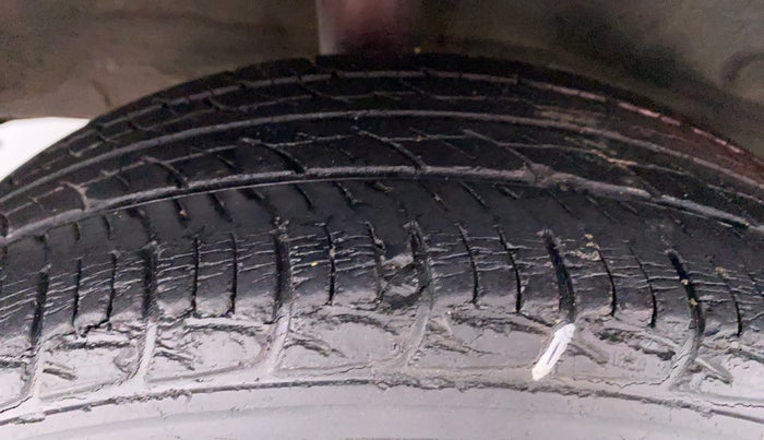 2011 Toyota Etios Liva G, Petrol, Manual, 25,501 km, Right Rear Tyre Tread