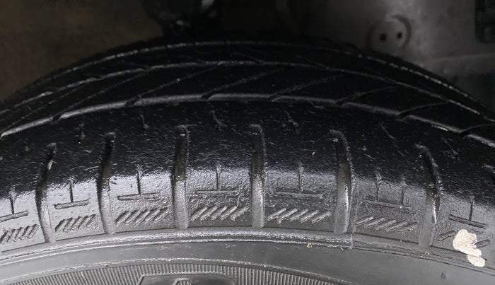 2016 Hyundai Eon MAGNA +, Petrol, Manual, 60,855 km, Right Front Tyre Tread