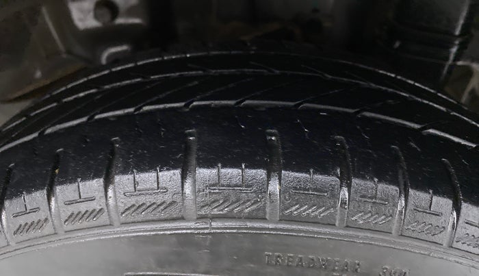 2016 Hyundai Eon MAGNA +, Petrol, Manual, 60,855 km, Left Rear Tyre Tread