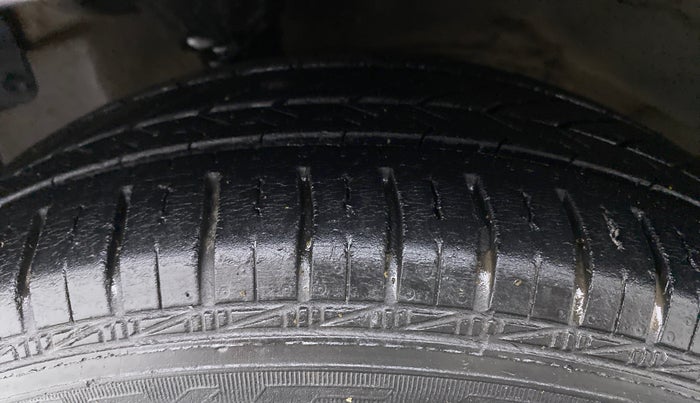 2016 Hyundai Eon MAGNA +, Petrol, Manual, 60,855 km, Left Front Tyre Tread