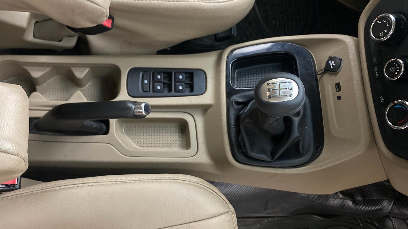 2017 Mahindra TUV300 T8, Diesel, Manual, 71,150 km, Gear Lever