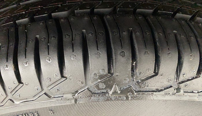 2020 Maruti Swift VXI AMT, Petrol, Automatic, 1,18,286 km, Right Front Tyre Tread