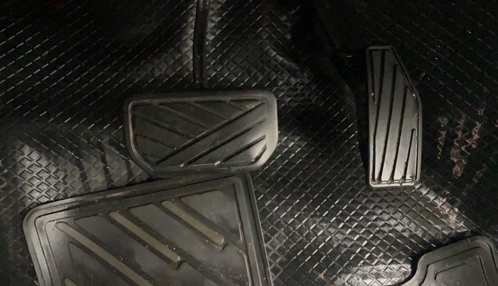 2020 Maruti Swift VXI AMT, Petrol, Automatic, 1,18,286 km, Pedals