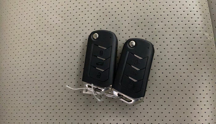 2023 Mahindra XUV300 W6 1.2 PETROL AMT, Petrol, Automatic, 22,980 km, Key Close Up