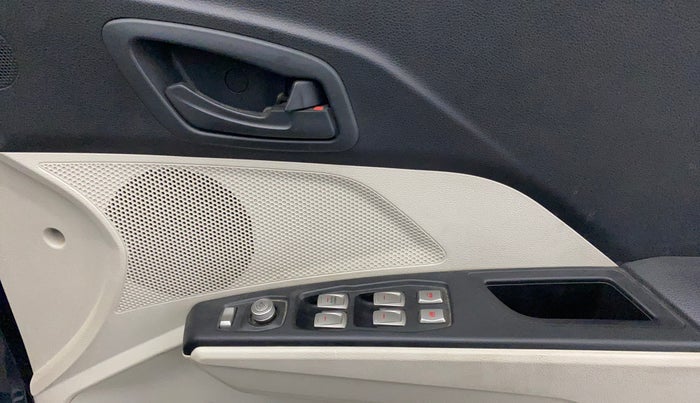 2023 Mahindra XUV300 W6 1.2 PETROL AMT, Petrol, Automatic, 22,980 km, Driver Side Door Panels Control