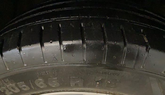 2023 Mahindra XUV300 W6 1.2 PETROL AMT, Petrol, Automatic, 22,980 km, Right Front Tyre Tread