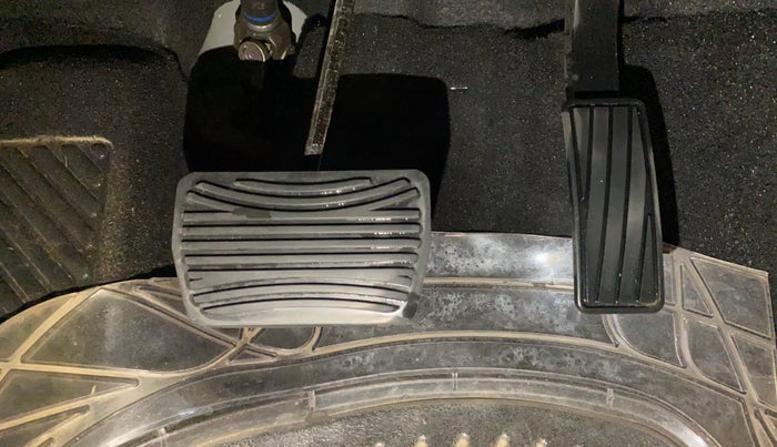 2023 Mahindra XUV300 W6 1.2 PETROL AMT, Petrol, Automatic, 22,980 km, Pedals