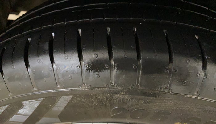 2023 Mahindra XUV300 W6 1.2 PETROL AMT, Petrol, Automatic, 22,980 km, Right Rear Tyre Tread