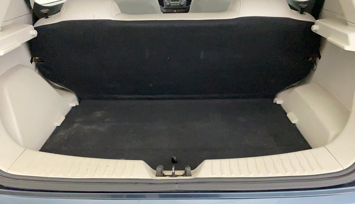 2023 Mahindra XUV300 W6 1.2 PETROL AMT, Petrol, Automatic, 22,980 km, Boot Inside