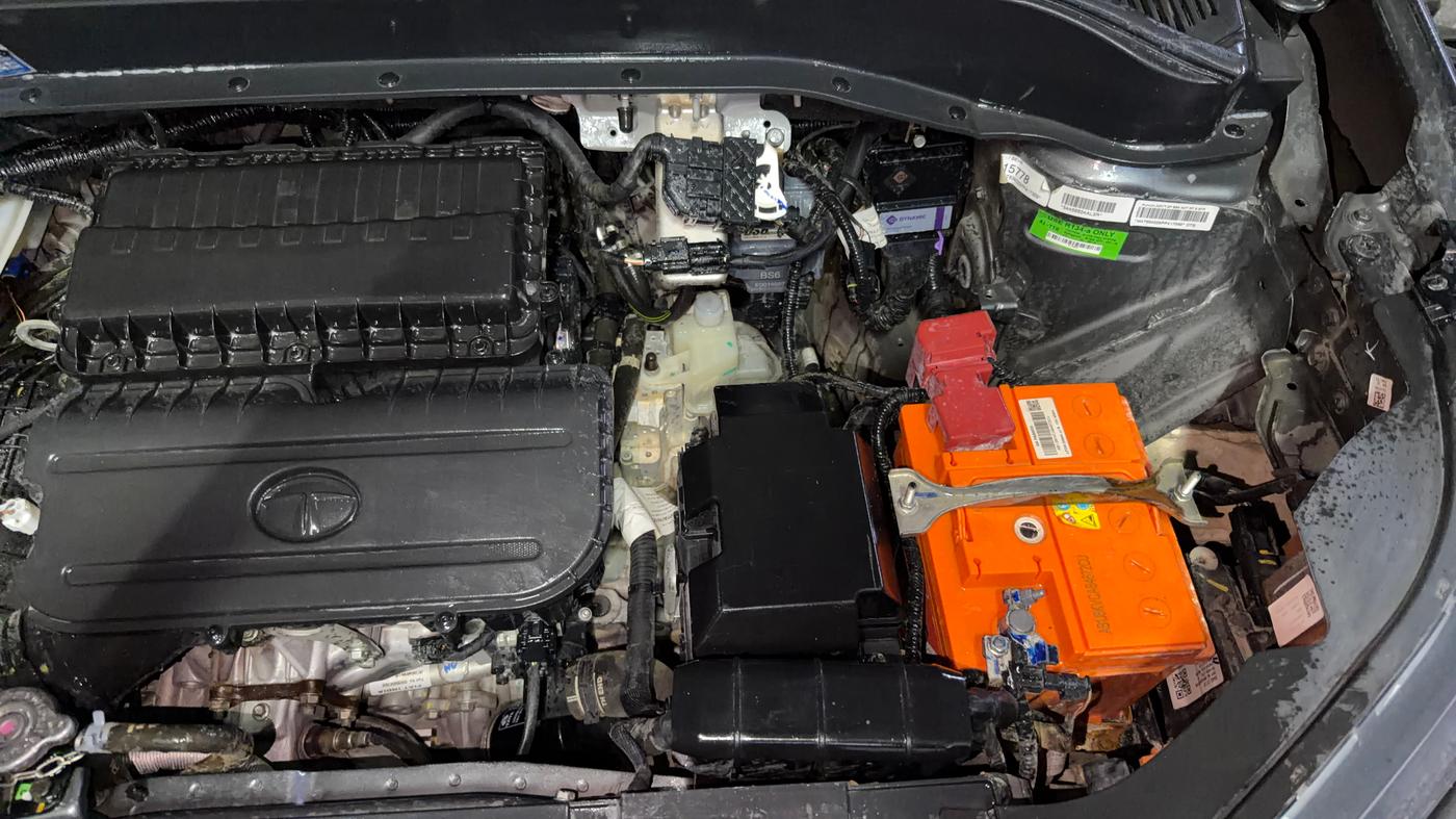2023 Tata PUNCH ADVENTURE AMT, CNG, Automatic, 32,932 km, Engine View - Left