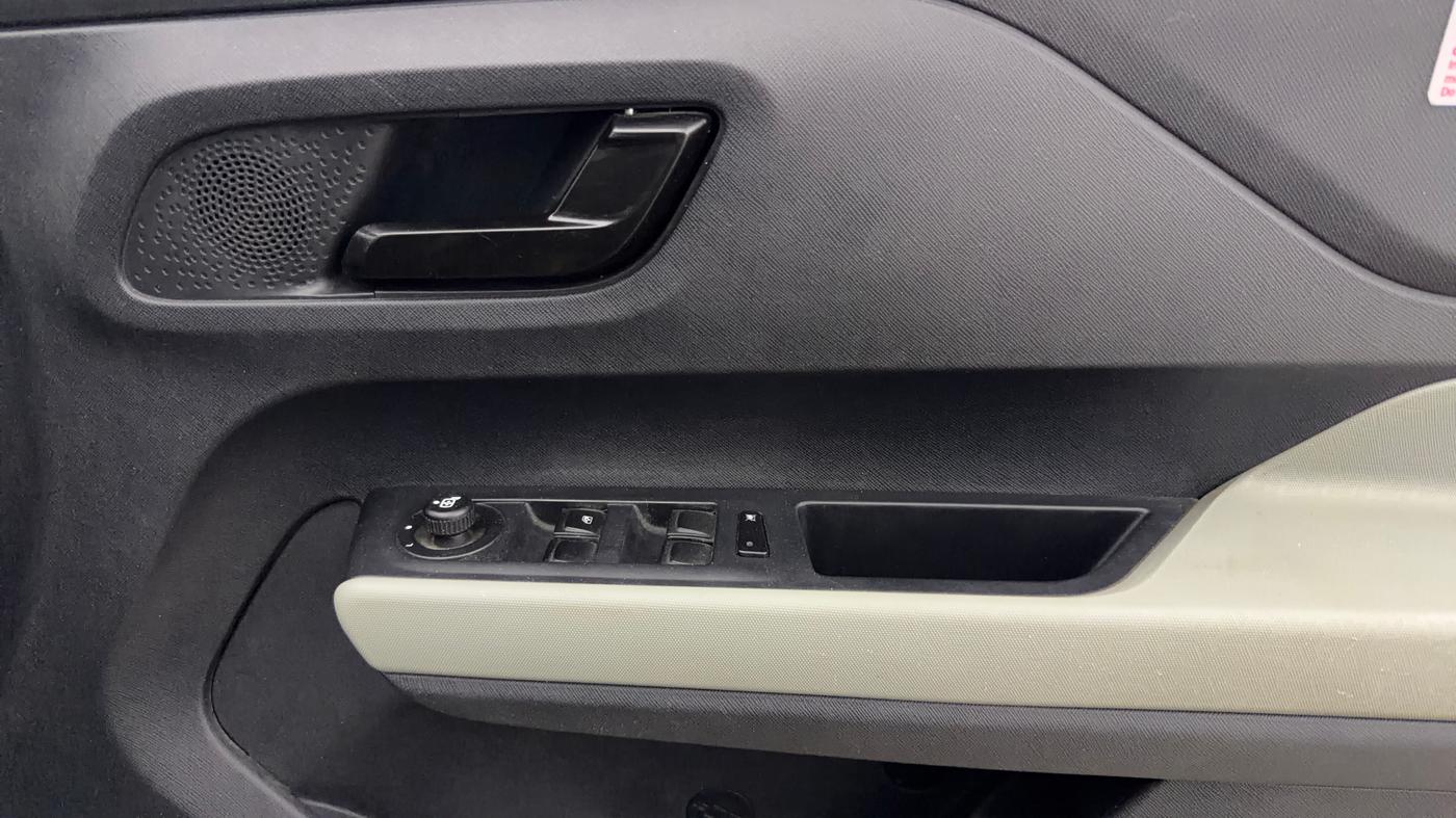 2023 Tata PUNCH ADVENTURE AMT, CNG, Automatic, 32,932 km, Driver Side Door Panels Control