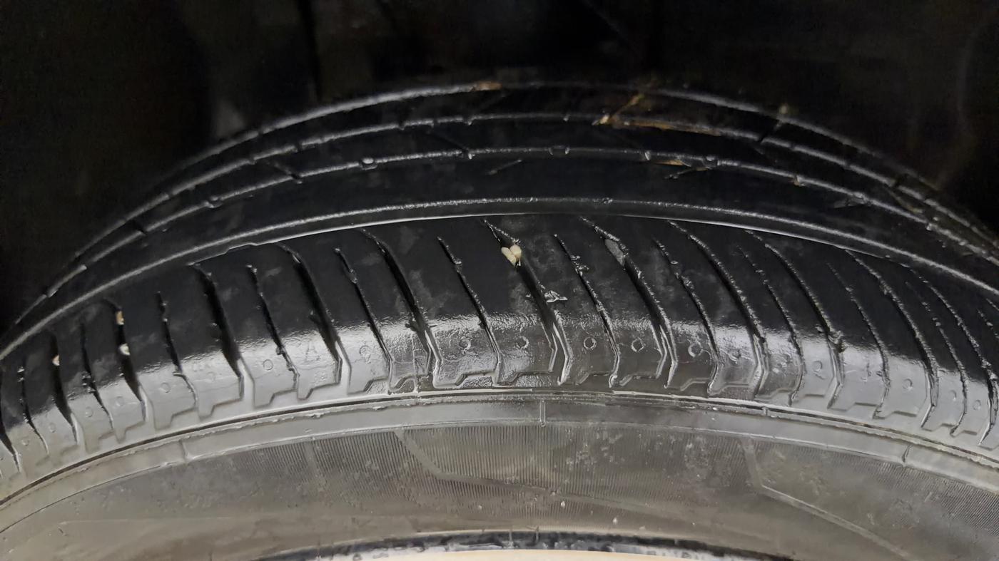2023 Tata PUNCH ADVENTURE AMT, CNG, Automatic, 32,932 km, Right Front Tyre Tread