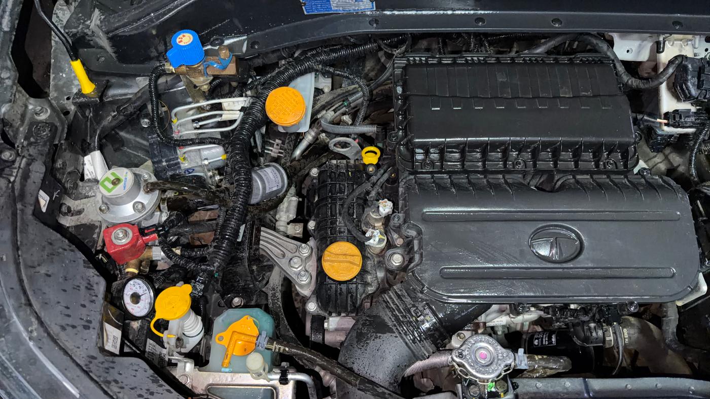 2023 Tata PUNCH ADVENTURE AMT, CNG, Automatic, 32,932 km, Engine View - Right