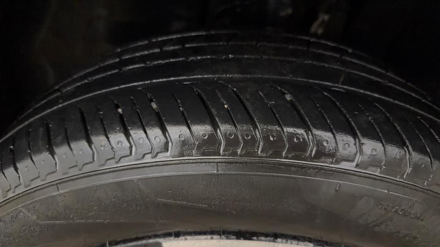 2023 Tata PUNCH ADVENTURE AMT, CNG, Automatic, 32,932 km, Left Front Tyre Tread