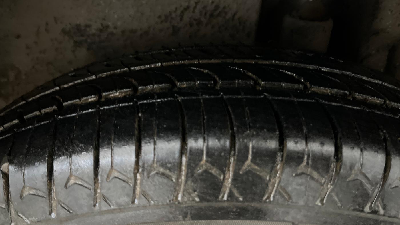 2015 Maruti Swift Dzire VXI, Petrol, Manual, 43,666 km, Left Rear Tyre Tread