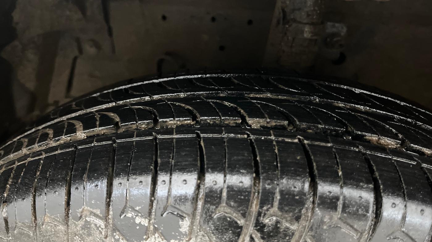 2015 Maruti Swift Dzire VXI, Petrol, Manual, 43,666 km, Left Front Tyre Tread