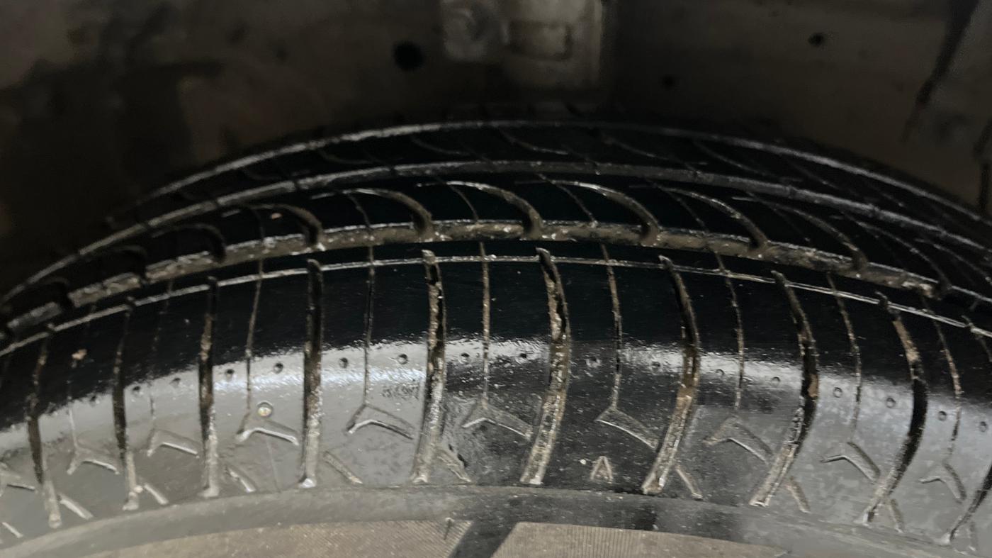 2015 Maruti Swift Dzire VXI, Petrol, Manual, 43,666 km, Right Front Tyre Tread