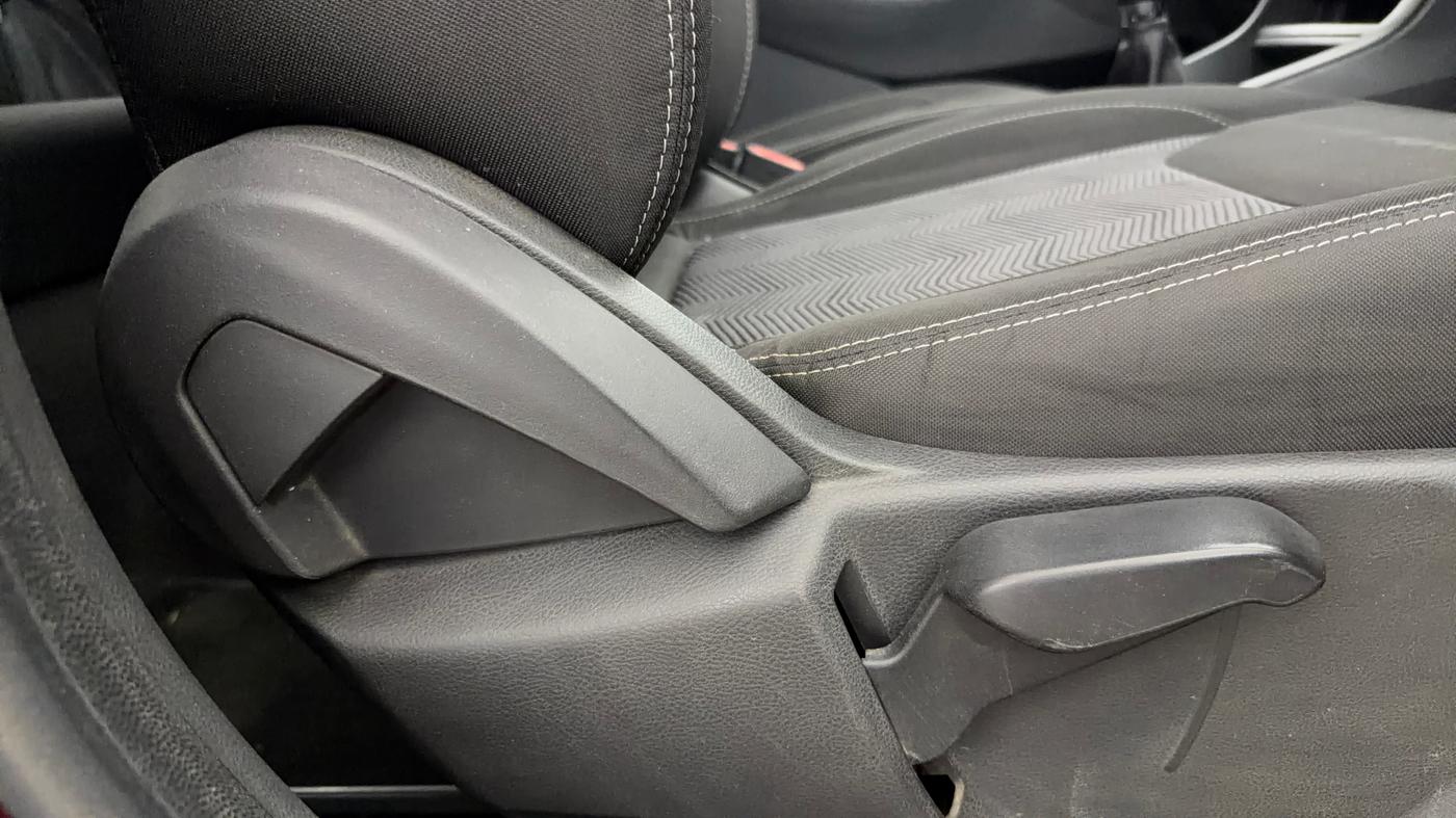 2017 Ford New Figo TITANIUM 1.2 PETROL MT, Petrol, Manual, 78,396 km, Driver Side Adjustment Panel