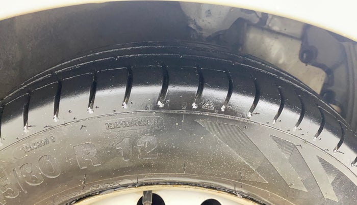 2015 Hyundai Eon ERA +, Petrol, Manual, 49,356 km, Right Front Tyre Tread