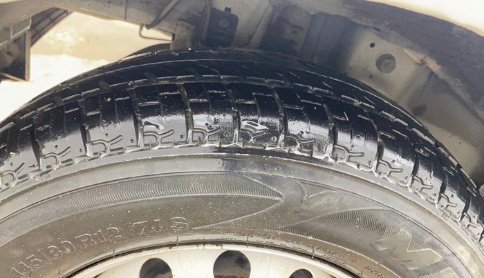 2015 Hyundai Eon ERA +, Petrol, Manual, 49,356 km, Right Rear Tyre Tread