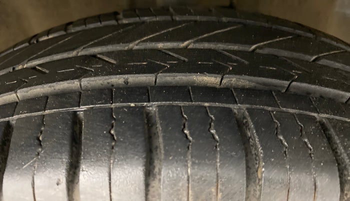2010 Hyundai i20 MAGNA O 1.2, Petrol, Manual, Right Front Tyre Tread
