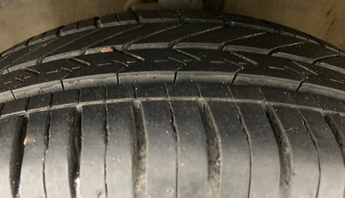 2010 Hyundai i20 MAGNA O 1.2, Petrol, Manual, Left Front Tyre Tread