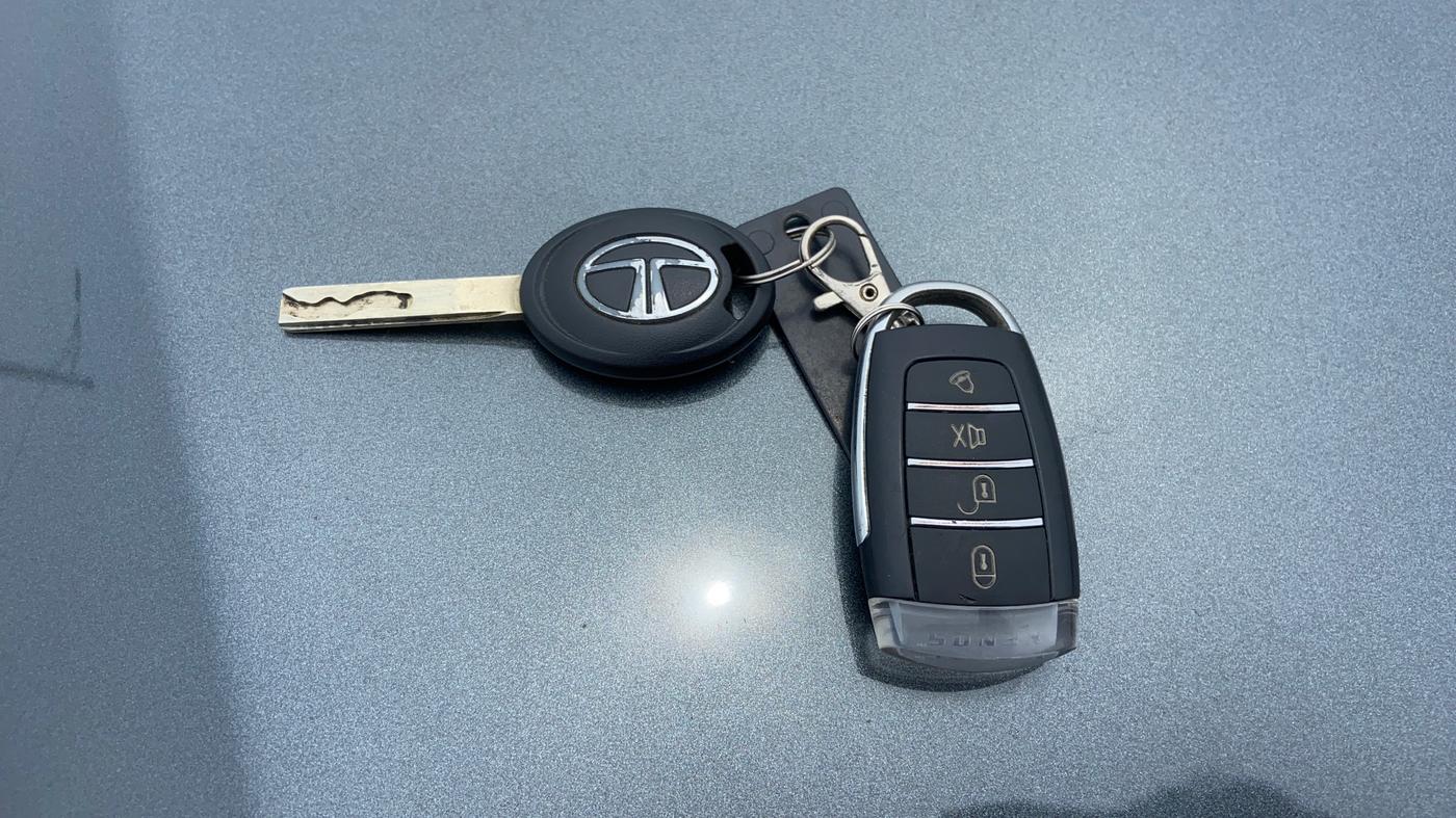 2025 Tata PUNCH PURE MT, Petrol, Manual, 34,594 km, Key Close Up
