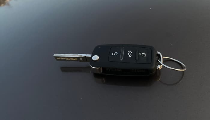 2017 Volkswagen Ameo HIGHLINE1.2L PLUS 16 ALLOY, Petrol, Manual, 87,495 km, Key Close Up