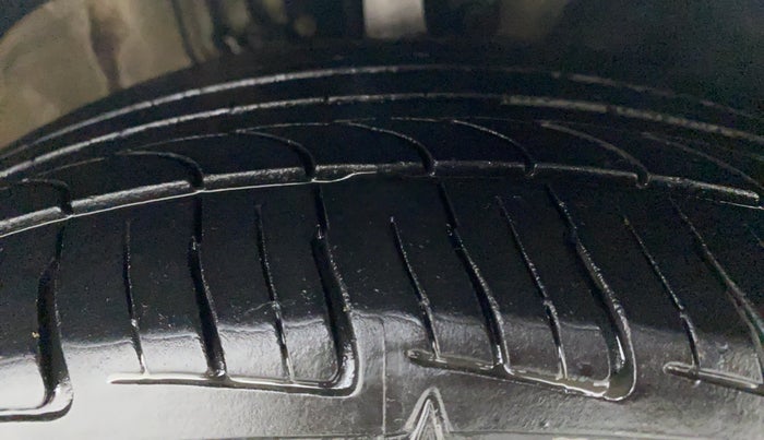 2013 Volkswagen Vento HIGHLINE PETROL, Petrol, Manual, 43,166 km, Right Front Tyre Tread