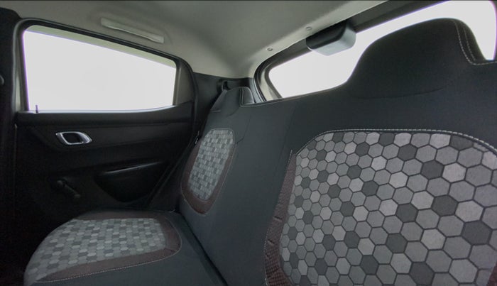 2019 Renault Kwid RXT 1.0 EASY-R AT OPTION, Petrol, Automatic, 42,472 km, Right Side Door Cabin View
