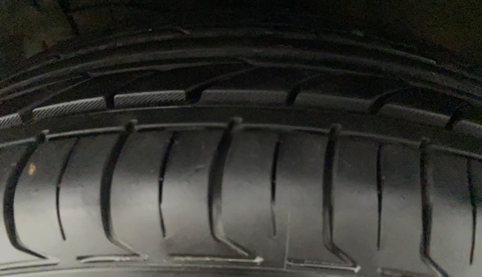 2017 Maruti Ciaz ZETA 1.4  MT PETROL, CNG, Manual, 49,761 km, Right Rear Tyre Tread