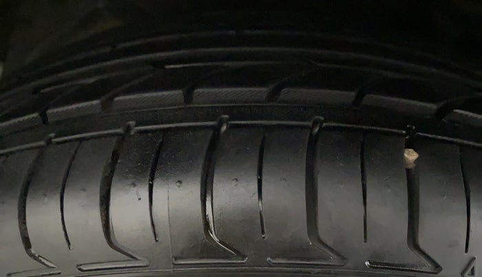 2017 Maruti Ciaz ZETA 1.4  MT PETROL, CNG, Manual, 49,761 km, Left Front Tyre Tread