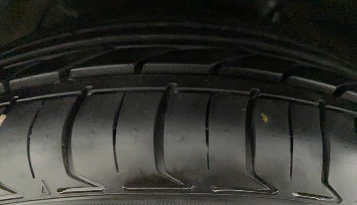 2017 Maruti Ciaz ZETA 1.4  MT PETROL, CNG, Manual, 49,761 km, Right Front Tyre Tread