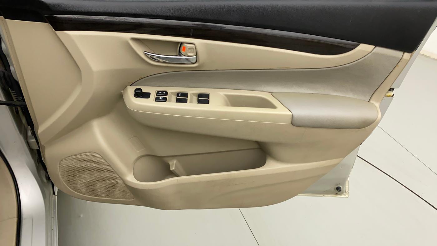 2017 Maruti Ciaz DELTA 1.4 MT PETROL, Petrol, Manual, 75,639 km, Driver Side Door Panels Control