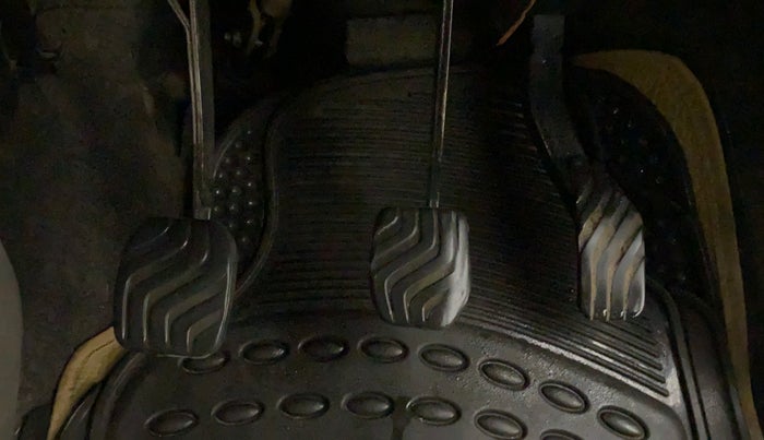 2016 Datsun Redi Go S, CNG, Manual, 72,643 km, Pedals