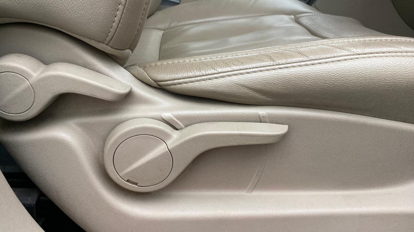 2016 Mahindra XUV500 W8 FWD, Diesel, Manual, 63,104 km, Driver Side Adjustment Panel