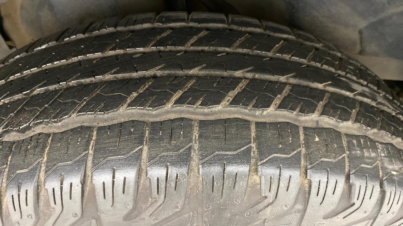 2016 Mahindra XUV500 W8 FWD, Diesel, Manual, 63,104 km, Right Rear Tyre Tread