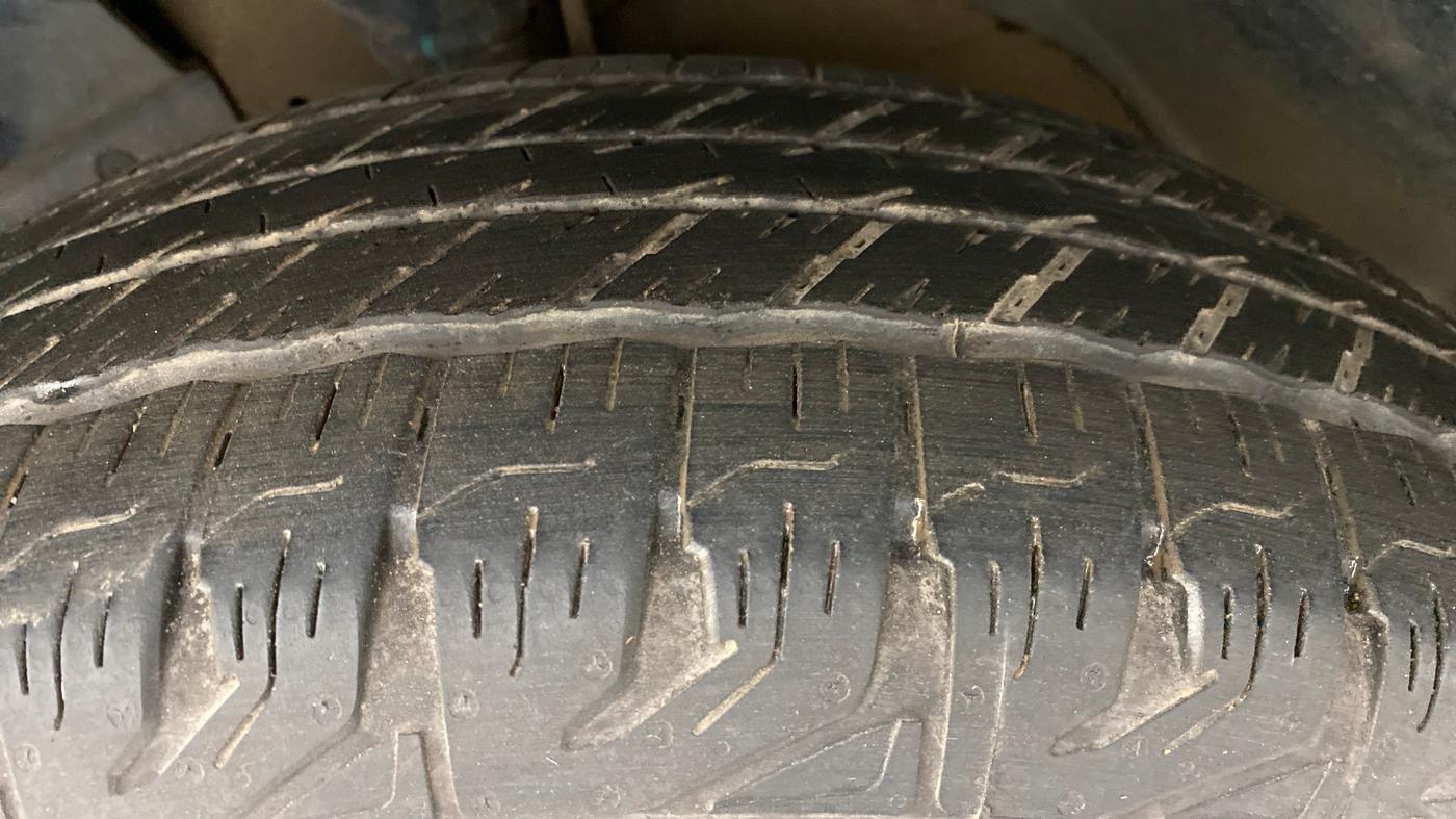 2016 Mahindra XUV500 W8 FWD, Diesel, Manual, 63,104 km, Left Front Tyre Tread