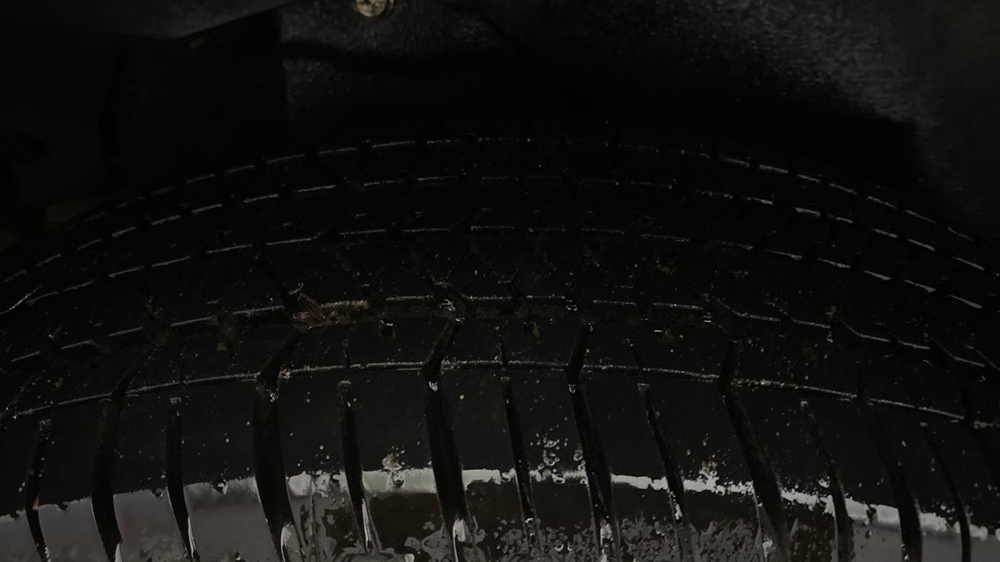 2016 Mahindra XUV500 W8, Diesel, Manual, 1,23,899 km, Right Rear Tyre Tread
